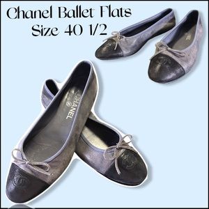 CHANEL ballerina flats size (9.5 US) Gray metallic and black toe with CC logo
